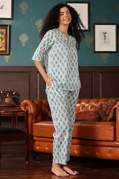 clovia-picture-floral-print-top-pyjama-set-in-green-100-cotton-937773.webp